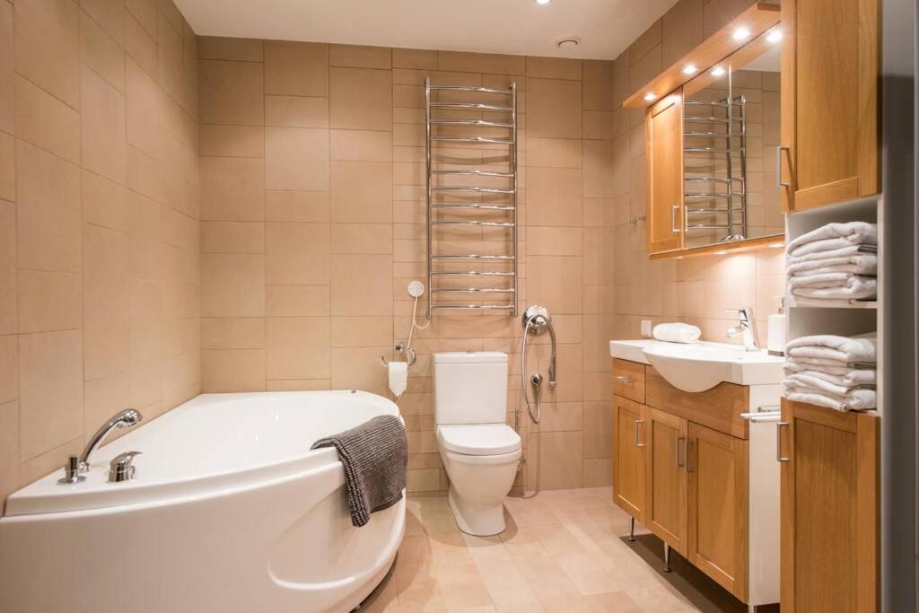 Íbúð - Luxury 3 Bedroom, Sauna, Views