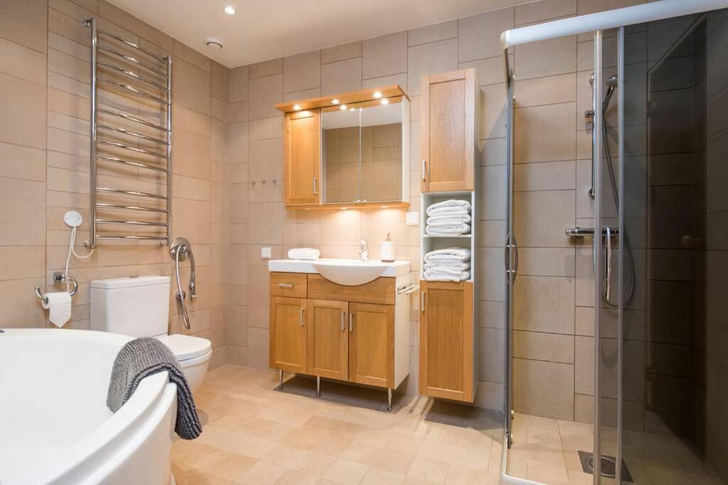 - Luxury 3 Bedroom, Sauna, Views Íbúð Tallinn