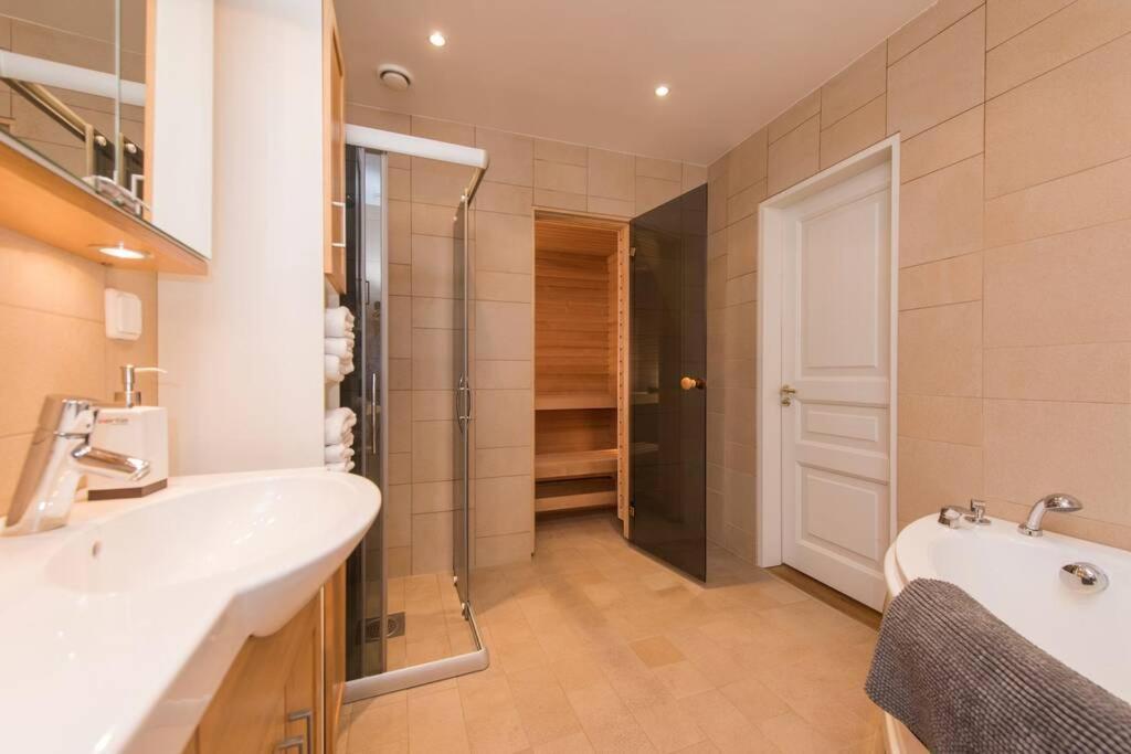 Huoneisto - Luxury 3 Bedroom, Sauna, Views *